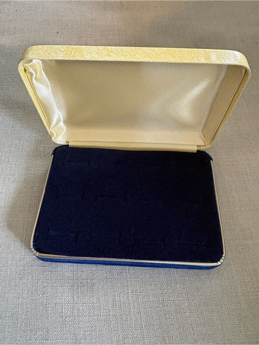 Vintage Hard Shell Travel Jewelry 12 Rings
Case Clamshell